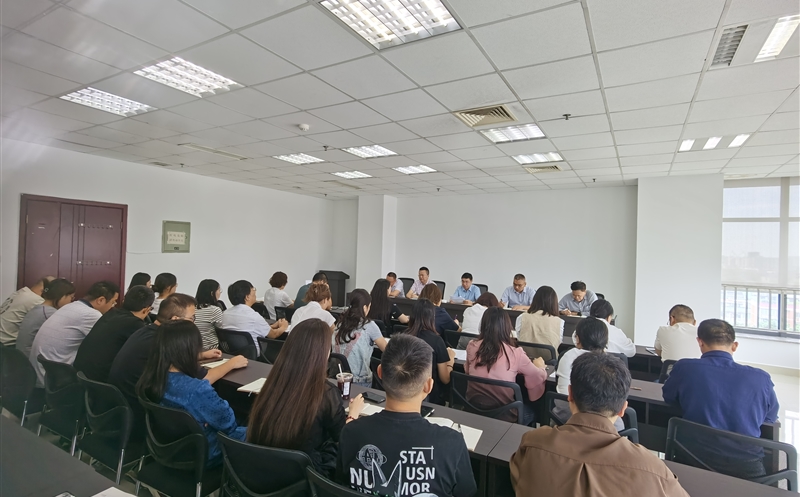 中成集团组织学习转达省自然Z6尊龙凯时投资集团 第一次党代会精神