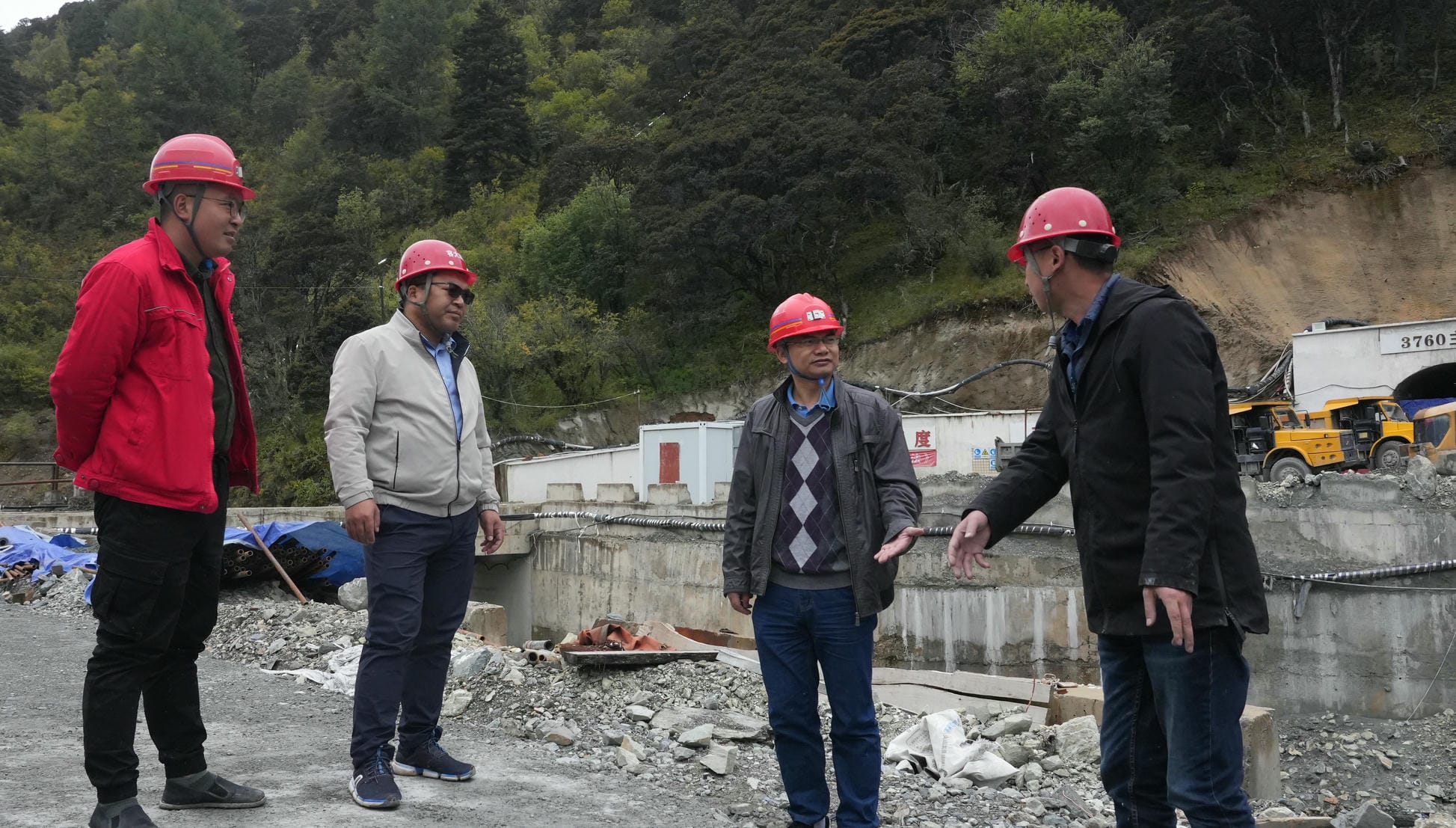 区调队检查组赴项目一线检查事情，，，，，并与省第七地质大队交流座谈