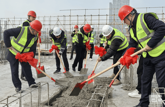 核西南建设集团承建的科研办公、商业及配套设施项目主体结构封顶