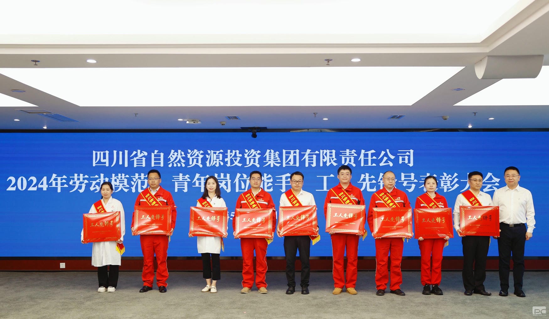 科技引领未来，，，，，立异驱动生长 ——蒋红彪实景三维立异事情室被授予集团“工人先锋号”